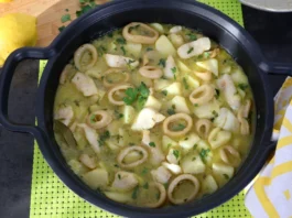 Cazuela de merluza y calamares con patatas en salsa verde vista cenital