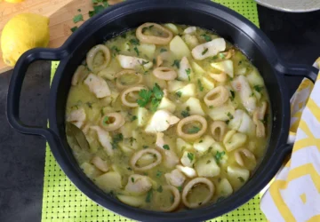 Cazuela de merluza y calamares con patatas en salsa verde vista cenital