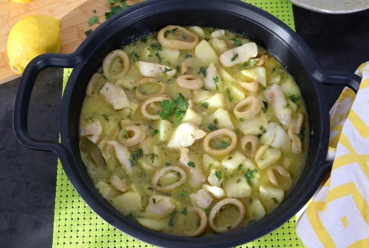 Cazuela de merluza y calamares con patatas en salsa verde vista cenital