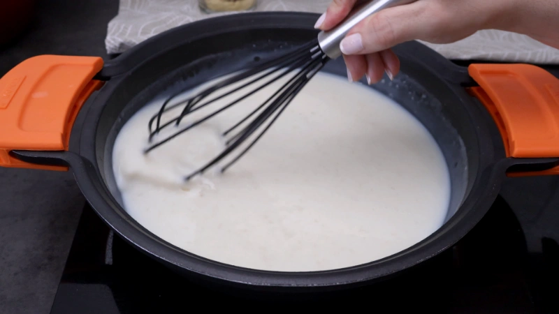 Salsa velouté lisa y ligada en la cazuela, removida con unas varillas
