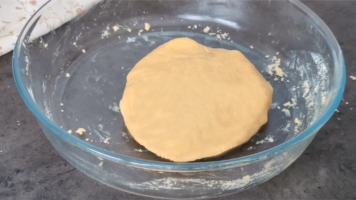 Bol con masa quebrada terminada, con todos los ingredientes integrados