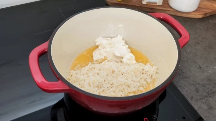Fundiendo quesos junto con mantequilla y azúcar para la crema de los suspiros
