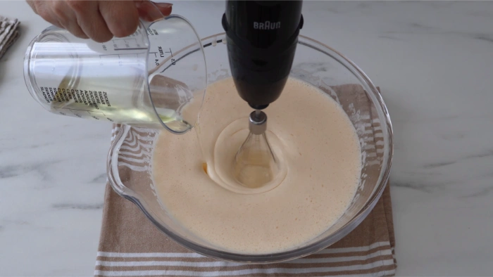 Añadiendo yogur y aceite a la masa del bizcocho
