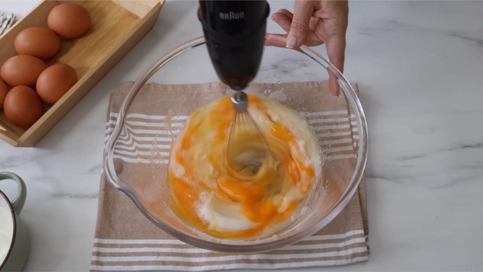 Mezclando con la batidora huevos y azúcar para hacer el bizcocho