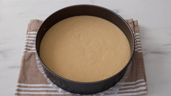 Masa de bizcocho de yogur en molde, lista para hornear