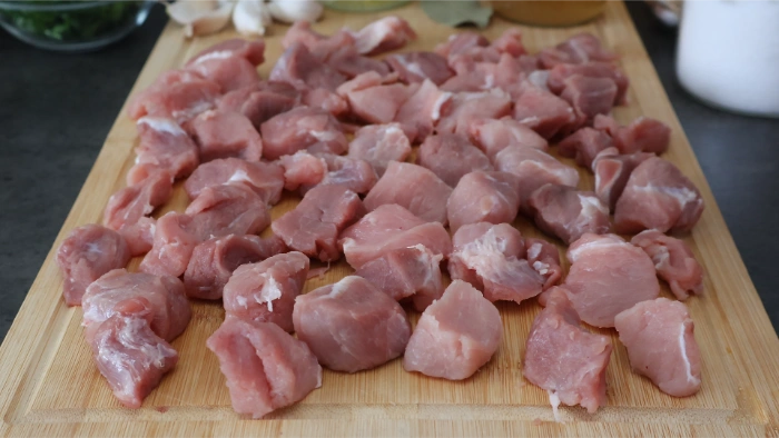 Carne de magro de cerdo cortada en tacos y lista para cocinar al ajillo