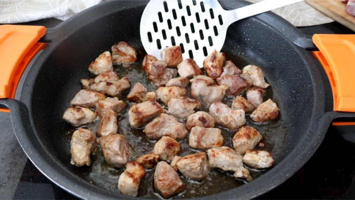 Taquitos de carne de magro sellados en cazuela