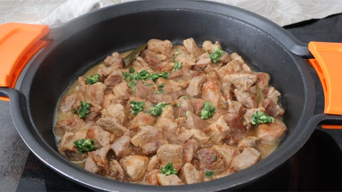 Carne al ajillo ya cocinada con el majado de ajo y perejil recién incorporado