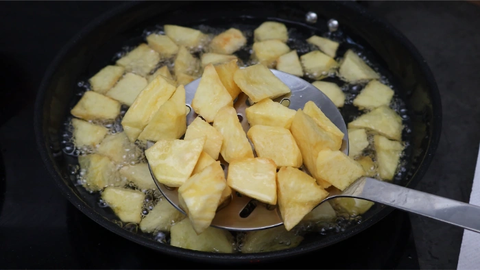 Friendo unas patatas para la guarnición de la carne