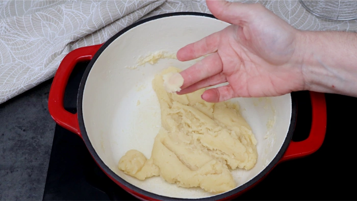 Comprobando el punto de la masa de buñuelos en la cazuela