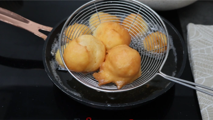 Buñuelos de viento recién fritos, dorados e hinchados