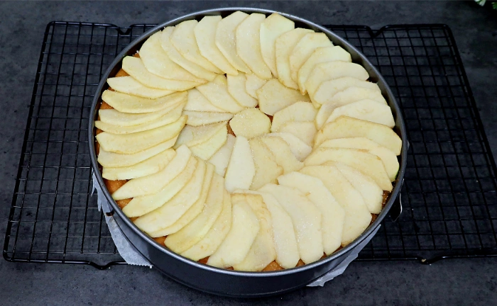 Tarta de manzana cubierta con manzanas y espolvoreada con azucar