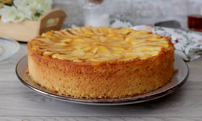 Tarta desmoldada recién sevida en la mesa