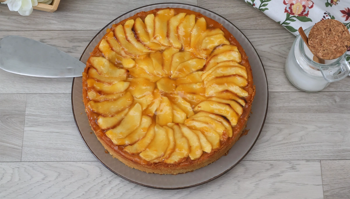 Vista cenital de la tarta de manzana entera