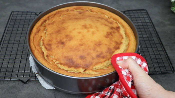 Mostrando el punto de cuajado de la tarta de manzana