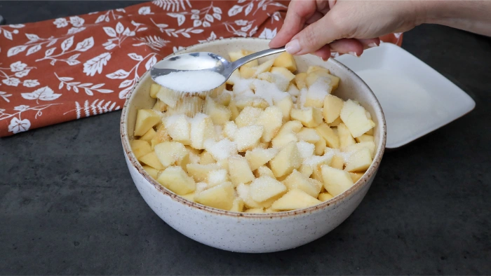 Macerando las manzanas con azúcar y limón antes de preparar la tarta