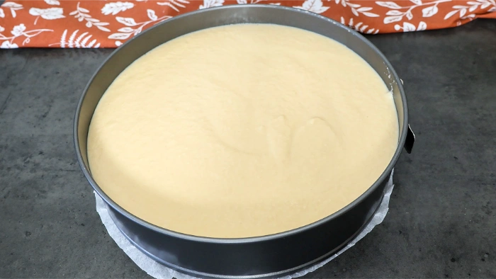 Masa de la tarta de manzana en el molde y lista para hornear