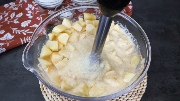 Triturando la manzana en la masa de la tarta